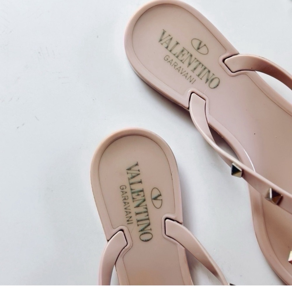 Valentino Garavani Rubber Rockstud Thong Poudre